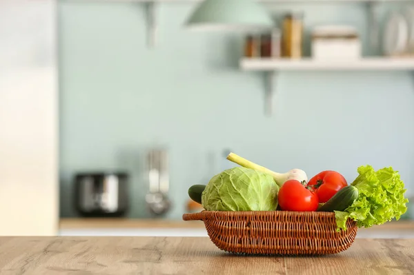 Korg Med Färska Grönsaker Köksbordet — Stockfoto