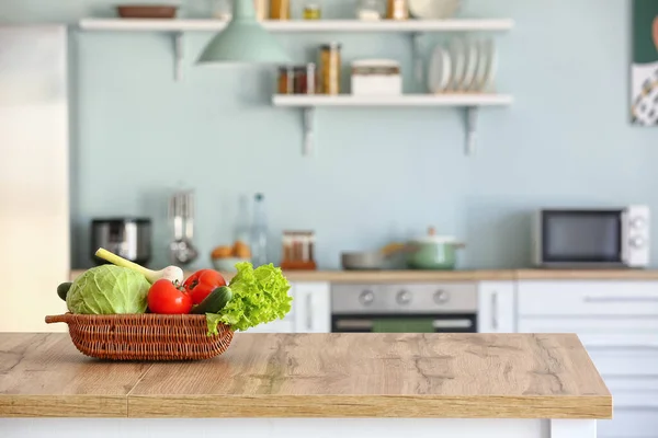 Cesta Com Legumes Frescos Mesa Cozinha — Fotografia de Stock