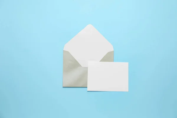 Cartão Branco Com Envelope Sobre Fundo Cor — Fotografia de Stock