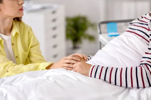 Young Woman Visiting Her Husband Hospital — Stock Photo, Image