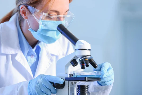 Científico Trabajando Con Microscopio Laboratorio — Foto de Stock