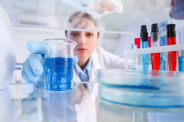 Cientista Que Toma Artigos Vidro Prateleira Laboratório — Fotografia de Stock