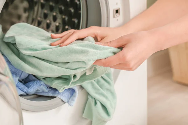 Evde Çamaşır Yıkayan Genç Bir Kadın Yakın Çekim — Stok fotoğraf