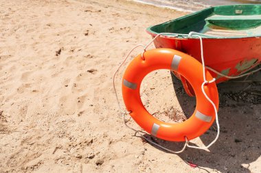 Sahilde can simidi halkalı bir tekne.