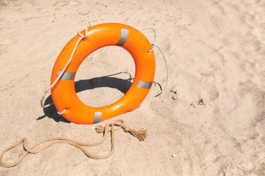 Sahilde parlak bir can simidi.