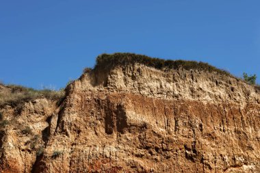 Güneşli bir günde kil dağlar