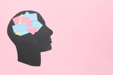 Renkli arka planda kağıt insan kafası. Nöroloji kavramı