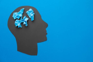 İnsan kafası ve renkli arka plan üzerine buruşuk kağıtlar. Bunama kavramı