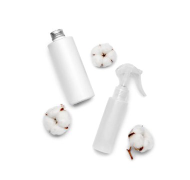 Beyaz arka planda saç tedavisi için kozmetik ürünleri