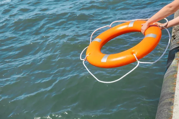 Vrouw Gooit Reddingsboei Ring Water — Stockfoto