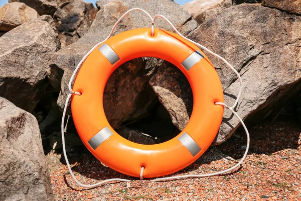 Luminoso Anello Salvagente Sulla Costa — Foto Stock