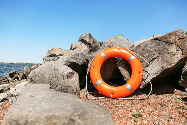 Luminoso Anello Salvagente Sulla Costa — Foto Stock