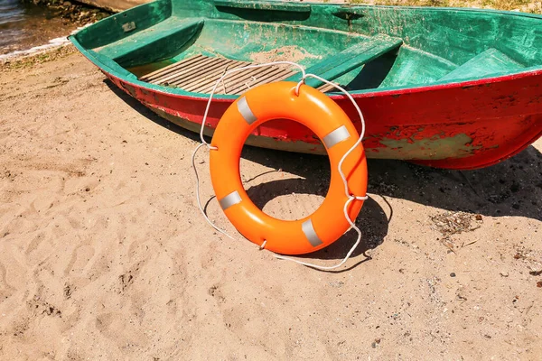 Boot Met Reddingsboei Ring Aan Kust — Stockfoto