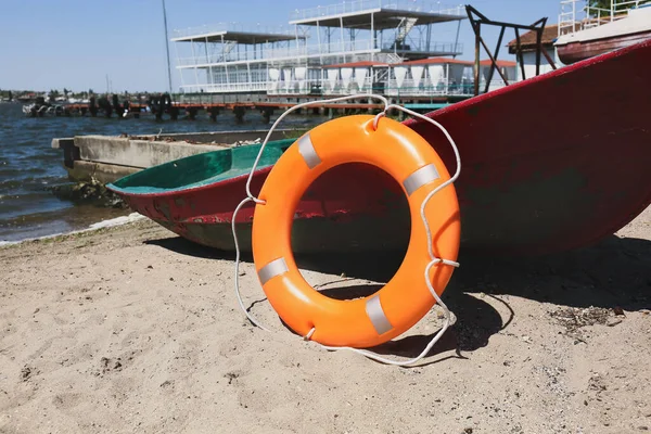 Boot Met Reddingsboei Ring Aan Kust — Stockfoto