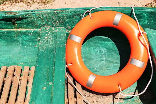 Barca Con Anello Salvagente Sulla Costa — Foto Stock