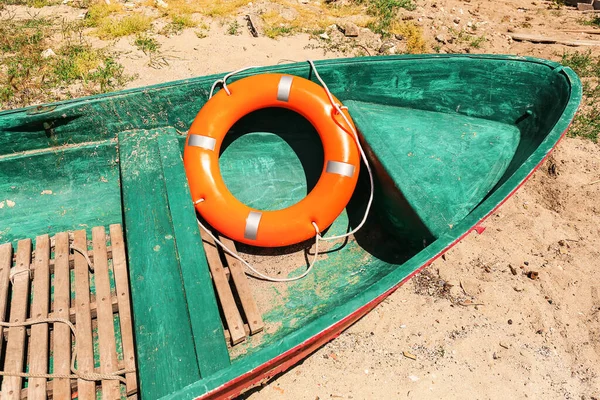 Barca Con Anello Salvagente Sulla Costa — Foto Stock