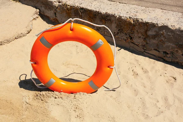 Heldere Reddingsboei Ring Het Strand — Stockfoto