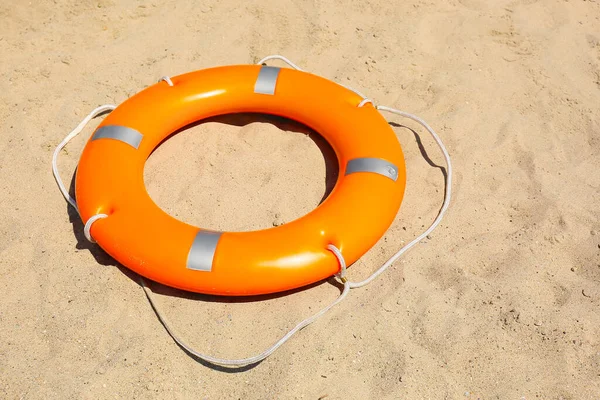 Luminoso Anello Salvagente Sulla Spiaggia — Foto Stock