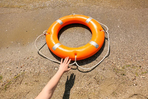 Vrouw Maakt Lange Arm Voor Reddingsboei Ring Strand — Stockfoto