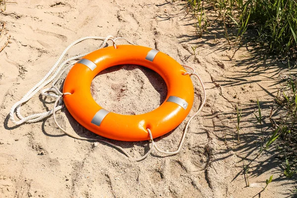 Luminoso Anello Salvagente Sulla Spiaggia — Foto Stock