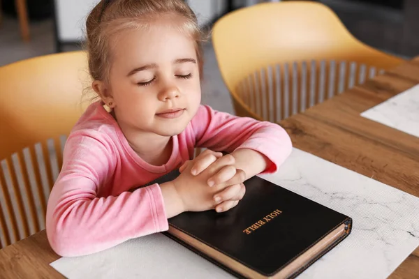 Little Girl Bible Praying Home — Stock Photo, Image