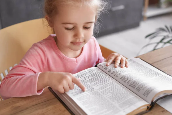 Κοριτσάκι Που Διαβάζει Βίβλο Στο Σπίτι — Φωτογραφία Αρχείου