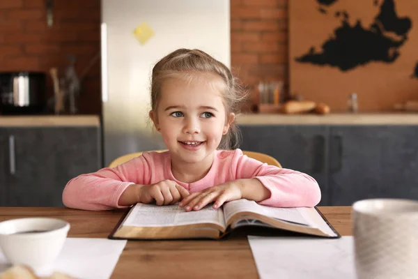 Κοριτσάκι Που Διαβάζει Βίβλο Στο Σπίτι — Φωτογραφία Αρχείου