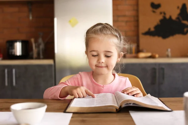 Kleines Mädchen Liest Hause Bibel — Stockfoto