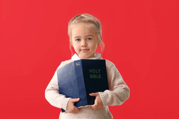 Kleines Mädchen Mit Bibel Auf Farbigem Hintergrund — Stockfoto