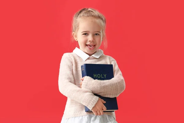Κοριτσάκι Βίβλο Στο Φόντο Χρώμα — Φωτογραφία Αρχείου