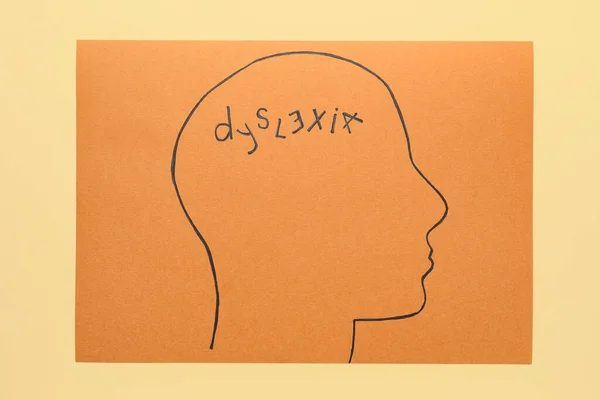 Çizilmiş Insan Kafası Renk Arkaplanı Üzerinde Dyslexia Sözcüğü Olan Kağıt — Stok fotoğraf