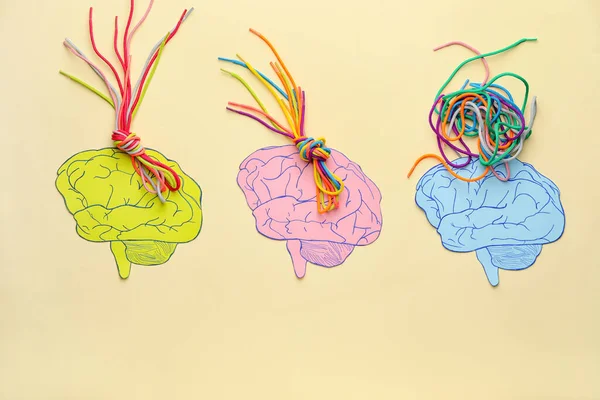 Papierhirne Und Schnürsenkel Auf Farbigem Hintergrund Neurologie Konzept — Stockfoto
