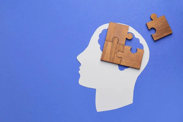 紙人間の頭と色の背景にジグソーパズルの作品 認知症の概念 — ストック写真