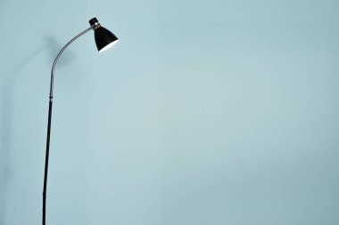 Renk duvarına yakın modern lamba