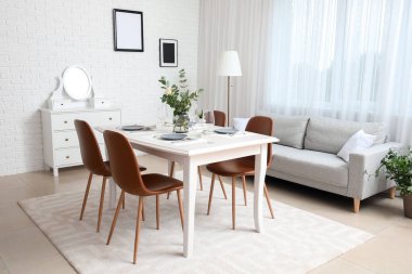 Modern şık yemek odasının içi.