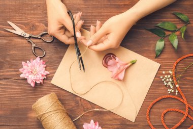 Masada güzel bir tebrik kartı yapan bir kadın.
