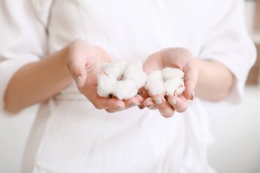 Banyoda pamuk çiçekli güzel bir kadın, yakın plan.