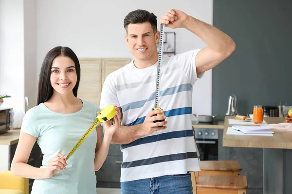 Pareja Con Cintas Métricas Cocina — Foto de Stock