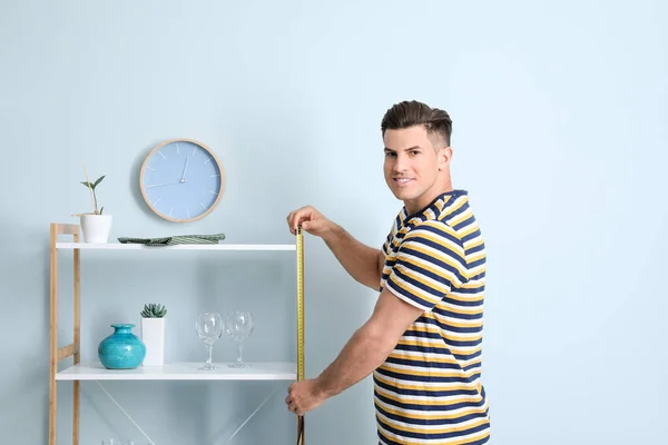 Joven Tomando Medidas Rack Habitación — Foto de Stock