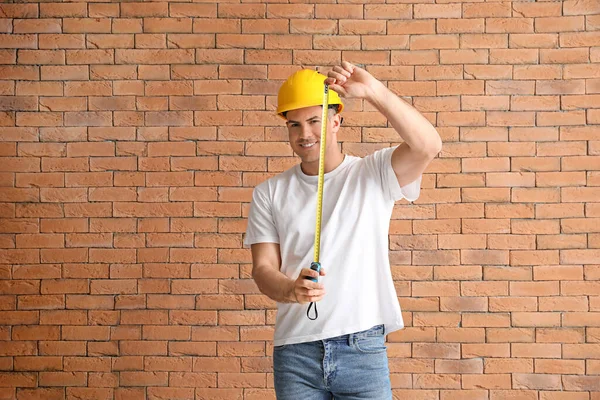 Joven Con Cinta Métrica Cerca Pared Ladrillo — Foto de Stock