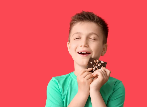 Aranyos Kisfiú Csokoládé Színes Háttér — Stock Fotó