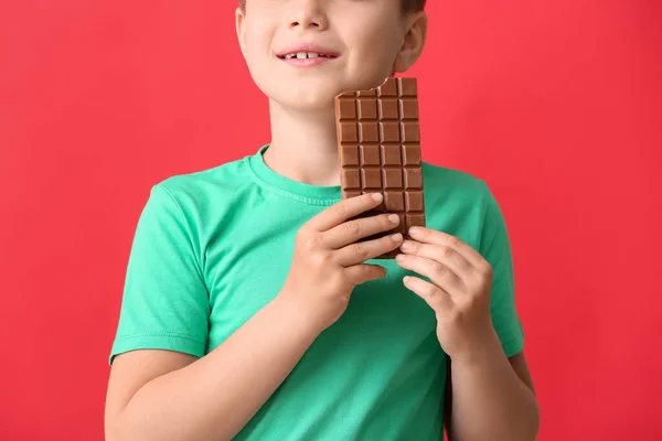Cute Little Boy Czekolady Tle Koloru — Zdjęcie stockowe