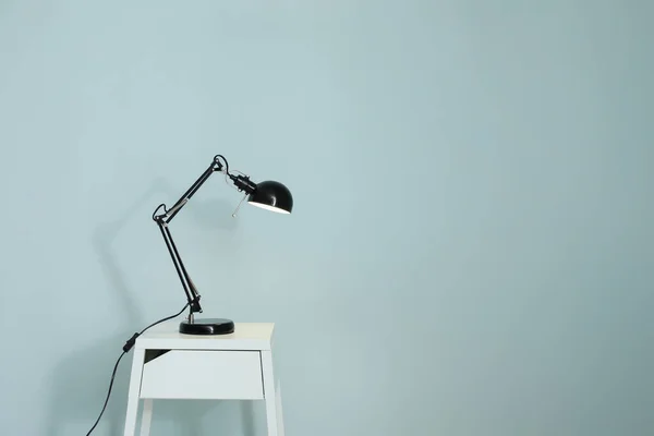 Lampa Bordet Nära Färg Vägg — Stockfoto