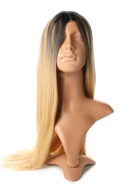 头戴白色背景女性假发的人体模特 — 图库照片
