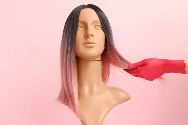 Female Hand Mannequin Wig Color Background — Stock Photo, Image