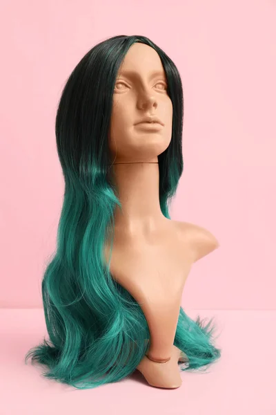 Mannequin Unusual Female Wig Color Background — Stock Photo, Image