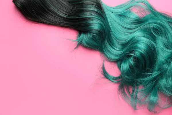 Parrucca Insolita Sfondo Colore — Foto Stock