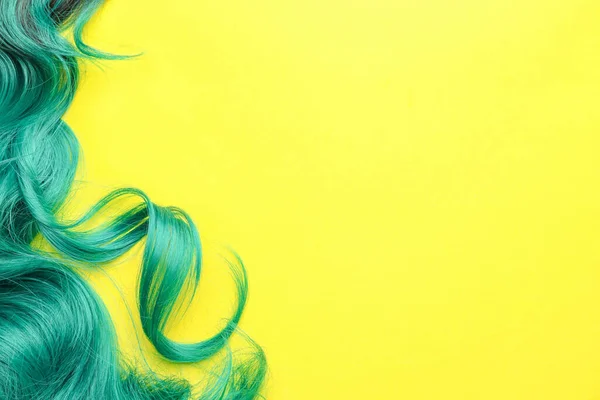 Ασυνήθιστη Περούκα Στο Φόντο Χρώματος — Φωτογραφία Αρχείου