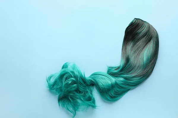 Ασυνήθιστη Περούκα Στο Φόντο Χρώματος — Φωτογραφία Αρχείου
