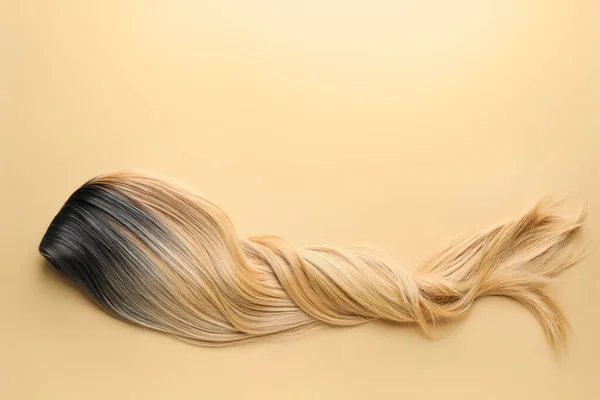 彩色背景的女性假发 — 图库照片